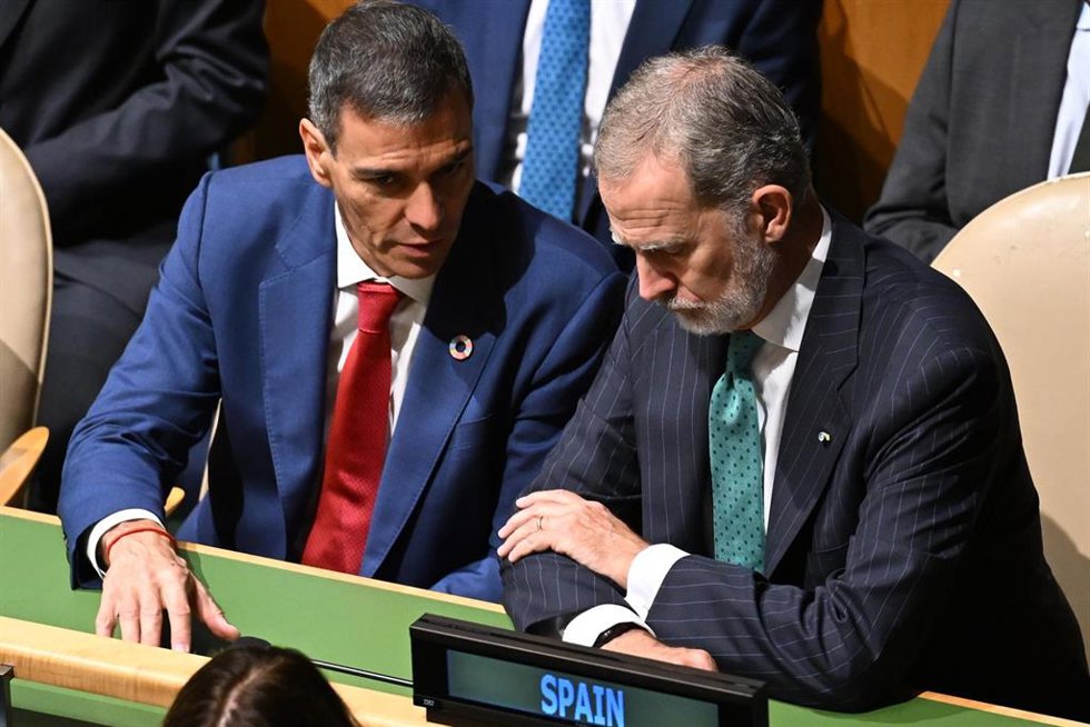 El presidente del Gobierno, Pedro Sánchez (i), y el Rey Felipe VI (d) durante la sesión de apertura del Debate General del 80 período de sesiones de la Asamblea General de Naciones Unidas