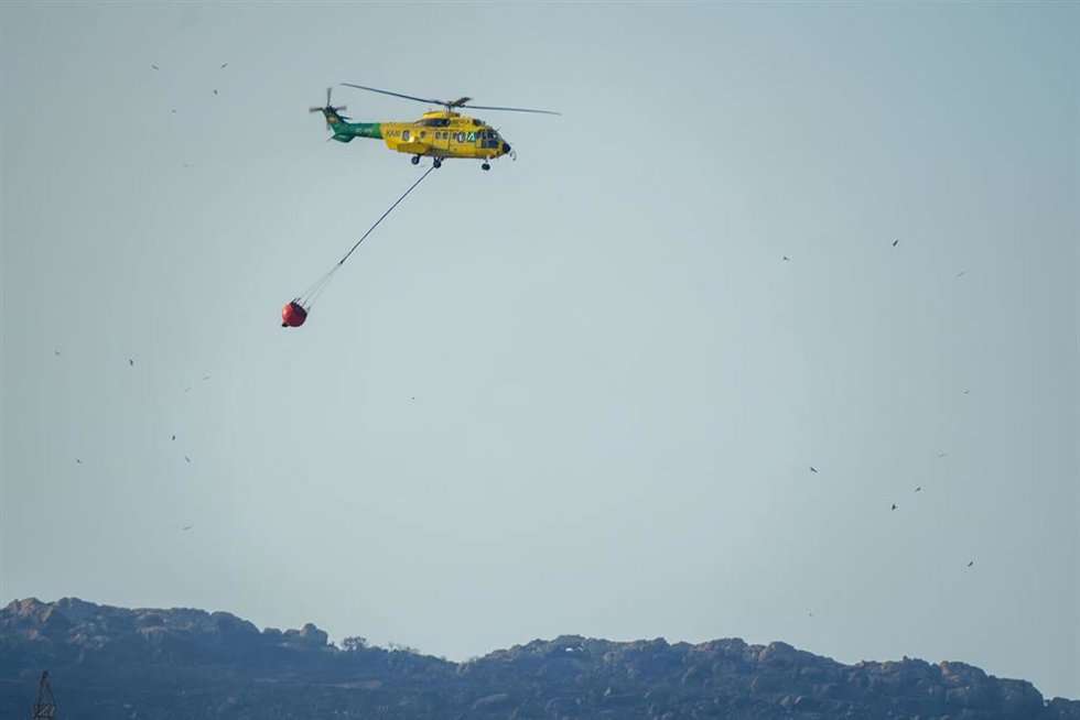 Archivo - Cuatro medios aéreos se incorporan a la zona del incendio de Tarifa. A12 de agosto de 2025. en Tarifa, Cádiz (Andalucía, España).    
