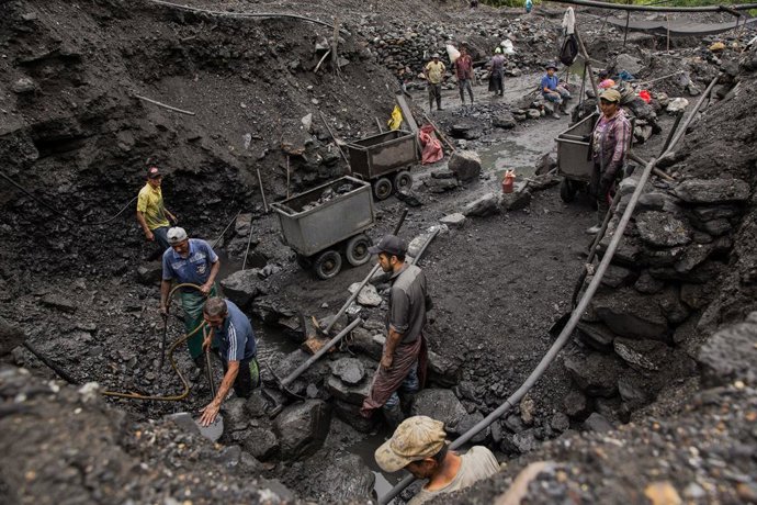 Archivo - Rescatados con vida 23 mineros en Colombia tras estar 48 horas atrapados en una mina en el noroeste del país