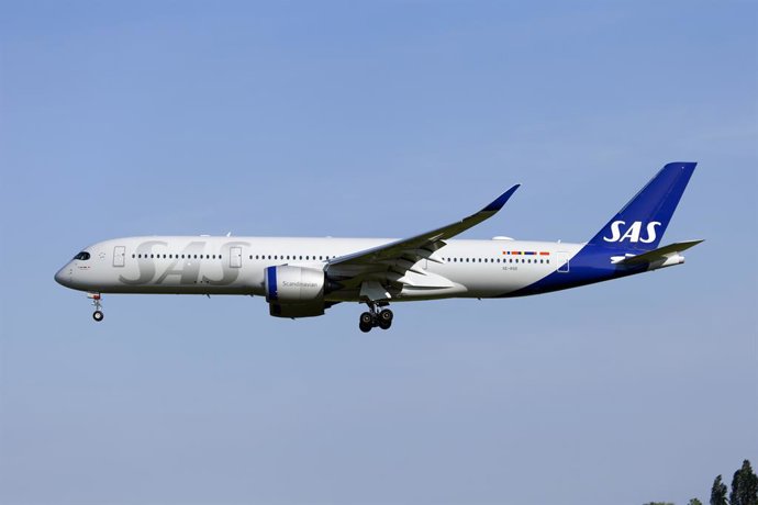 Archivo - May 21, 2024, Copenhagen, Denmark: A Scandinavian Airlines (SAS) Airbus 350-900 landing at Copenhagen Kastrup airport..The four SAS A350-900s operate on long-haul flights. This aircraft flies 300 passengers in a three class configuration