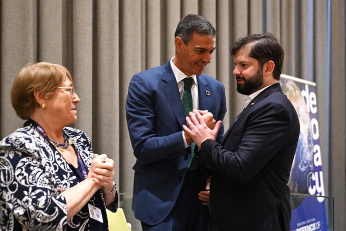 O chefe do Executivo, Pedro Sánchez, na homenagem ao ex-presidente uruguaio Pepe Mújica, juntamente com a ex-presidente chilena Michelle Bachellet e o presidente do Chile, Gabriel Boric.