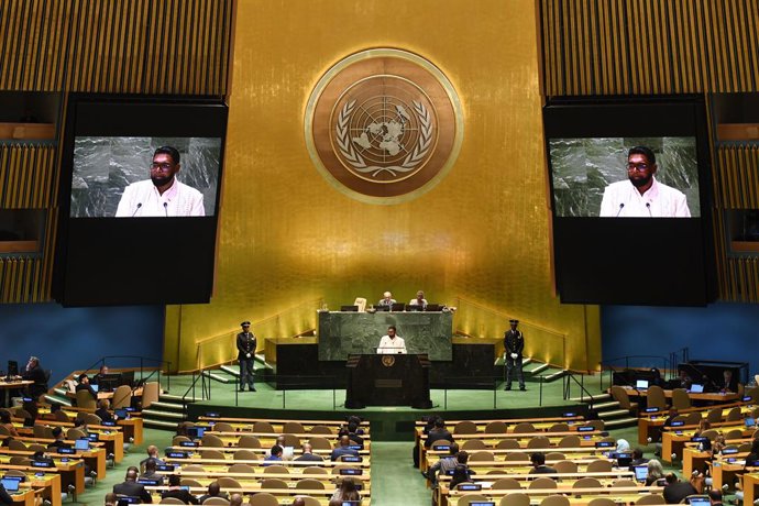 Archivo - UNITED NATIONS, Sept. 21, 2023 -- O presidente da Guiana, Mohamed Irfaan Ali, faz um discurso no Debate Geral da 78ª sessão da Assembleia Geral da ONU na sede da ONU em Nova York, em 20 de setembro de 2023.