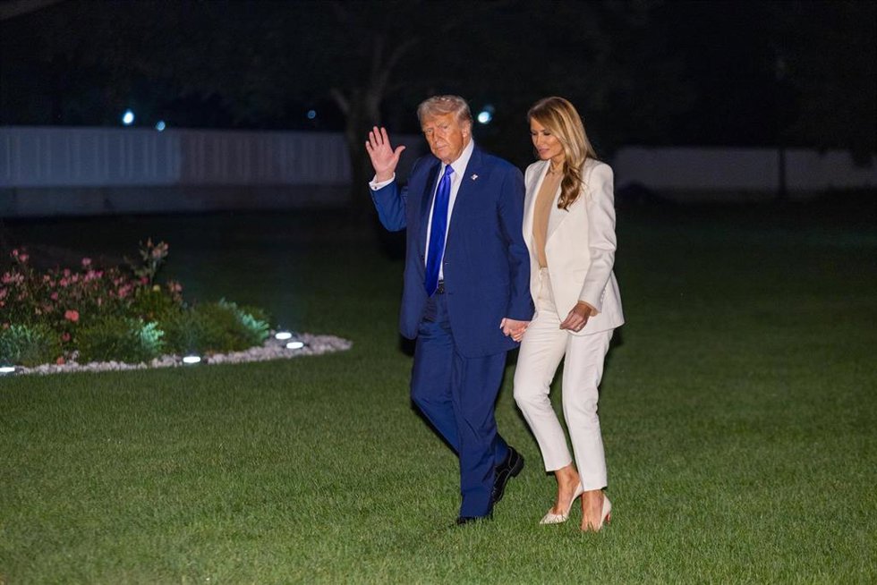 El presidente de Estados Unidos, Donald Trump, y la primera dama, Melania Trump, a su llegada a la Casa Blanca tras la intervención del mandatario en la 80 Asamblea General de Naciones Unidas