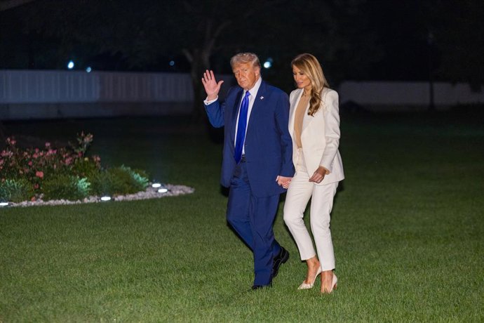WASHINGTON, D.C., Sept. 24, 2025 -- O presidente dos EUA, Donald Trump, e a primeira-dama, Melania Trump, caminham no gramado sul ao chegarem à Casa Branca em Washington, D.C., Estados Unidos, em 23 de setembro de 2025.   O presidente dos Estados Unidos, 