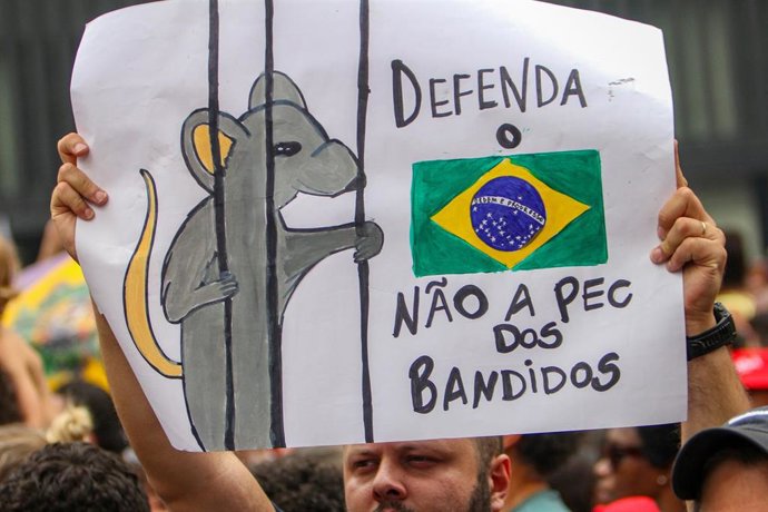 Un manifestante protesta contra la llamada 'PEC del Blindaje' en Brasil