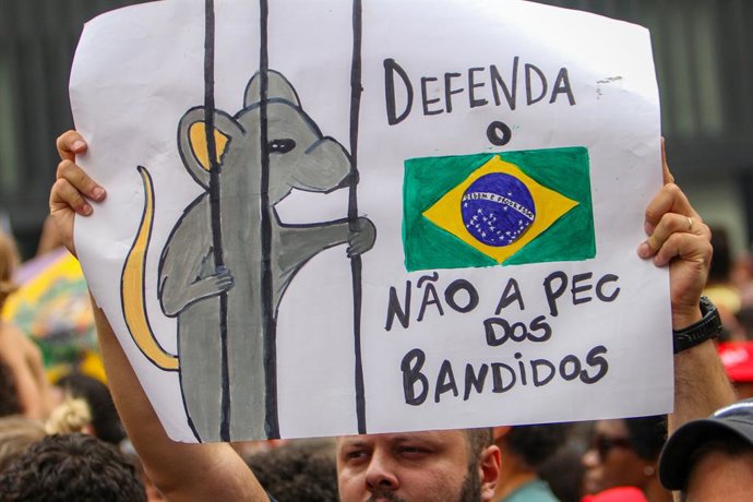 21 de setembro de 2025, São Paulo, São Paulo, Brasil: Sao Paulo (SP), 21/09/2025 - PEC da Blindagem/anistia/demonstrações/Sao Paulo - política - Manifestantes reunidos próximo ao Museu de Arte de São Paulo (MASP), na Avenida Paulista, no centro da cidade,