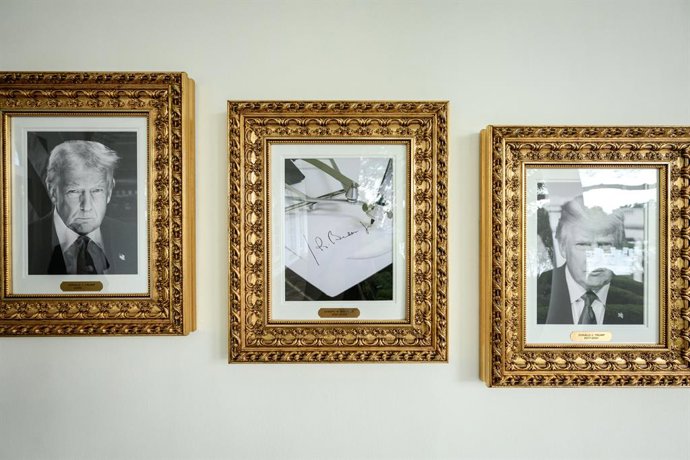 Dois retratos do atual presidente dos EUA, Donald Trump, cercam uma fotografia de um "autopen" com a assinatura de seu falecido antecessor, Joe Biden, na nova "Calçada da Fama Presidencial" da Casa Branca.