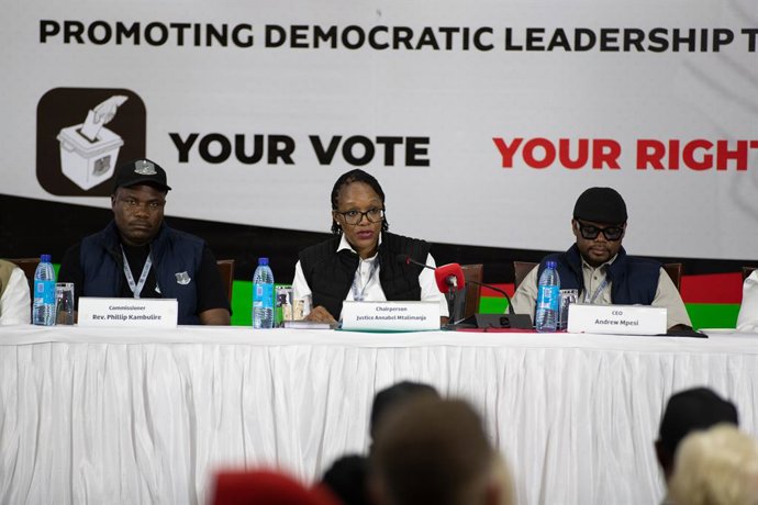 LILONGWE, Sept. 25, 2025  -- Malawi Electoral Commission (MEC) Chairperson Annabel Mtalimanja announces the results of the presidential election in Lilongwe, Malawi, on Sept. 24, 2025. Malawi's former President Peter Mutharika has won the presidential ele