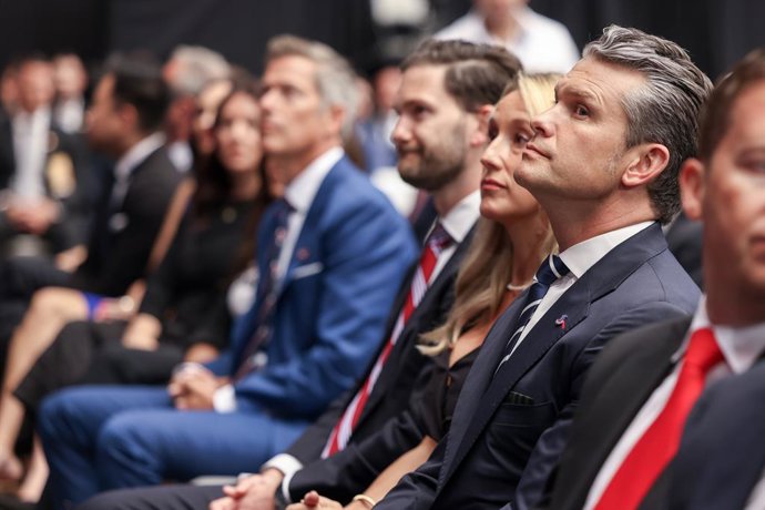 21 de setembro de 2025, Glendale, Arizona, EUA: O Secretário de Guerra PETE HEGSETH e outros membros do gabinete no Memorial Charlie Kirk no State Farm Stadium em Glendale, Arizona.