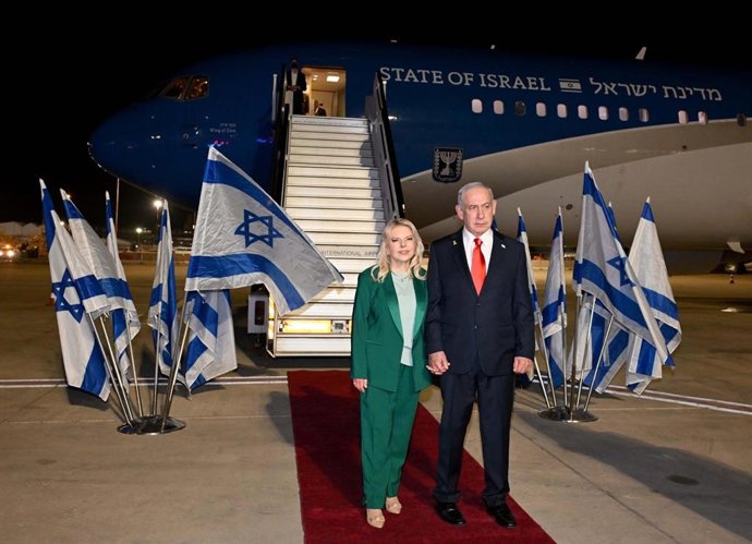 O primeiro-ministro israelense Benjamin Netanyahu e sua esposa antes de deixar o Aeroporto Ben Gurion rumo aos Estados Unidos.