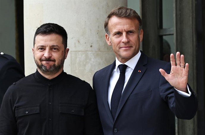 El presidente de Francia, Emmanuel Macron (d), recibe en el Elíseo a su homólogo de Ucrania, Volodimir Zelenski (i), de cara a una reunión de la Coalición de Voluntarios celebrada el 4 de septiembre de 2025 en París (archivo)