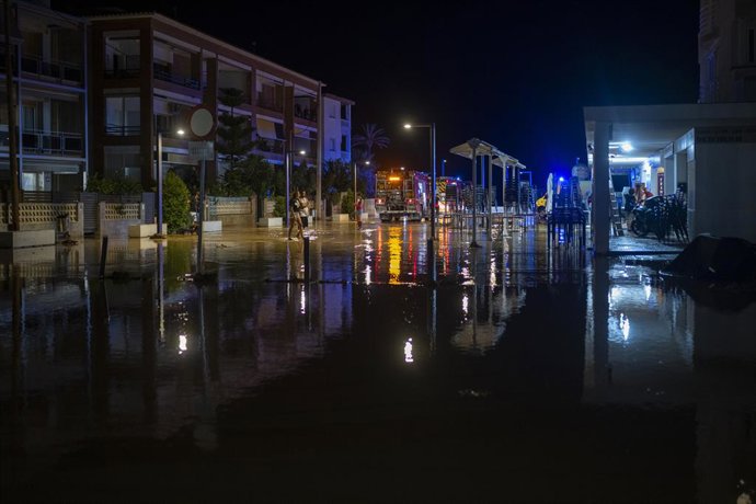 Archivo - Cubelles durante las precipitaciones provocadas por el temporal en la provincia de Barcelona, a 12 de julio de 2025, en Cubelles, Barcelona (España). La AEMET ha extendido esta mañana la alerta roja a toda Cataluña y ha eliminado la de Aragón tr