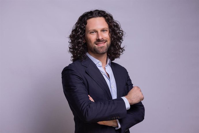 Martín España, pintor del cartel oficial de la Semana Santa de Málaga 2026