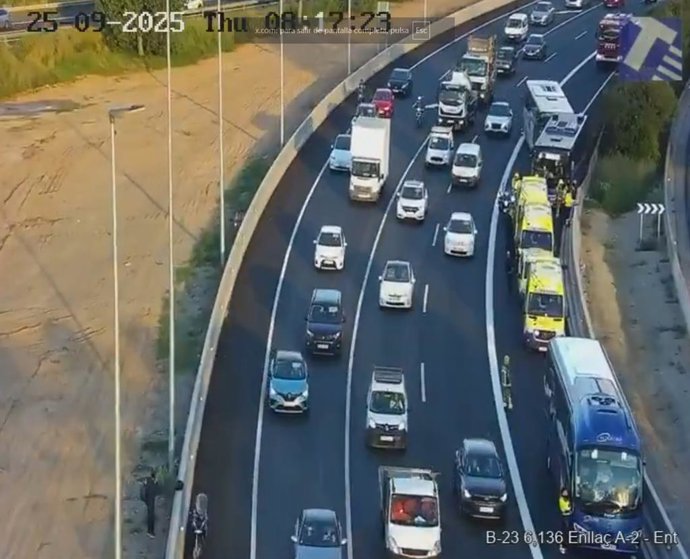 14 Kilómetros De Colas En La B-23 En Sant Feliu (Barcelona) Por El Choque De Dos Autobuses