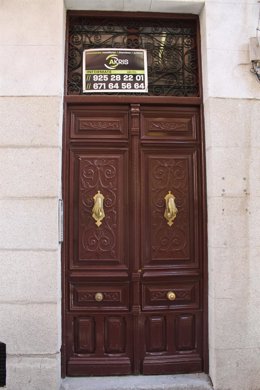 Archivo - Edificio con el cartel de se vende