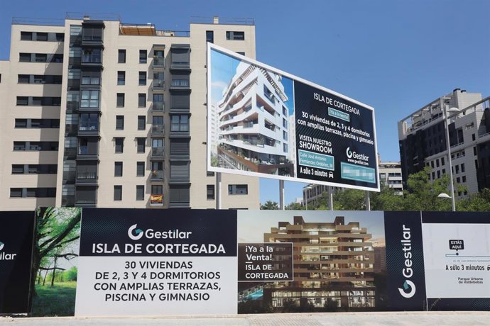 Archivo - Cartel de una promotora anunciando la construcción de un edificio de viviendas en Madrid (España), a 6 de julio de 2020. El precio medio de la vivienda terminada (nueva y usada) en España ha descendido un 1,1% desde el inicio del estado de alarm