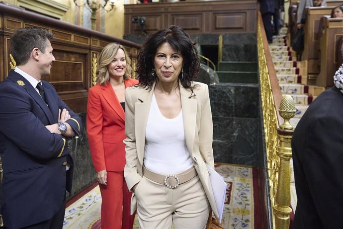 La ministra de Igualdad, Ana Redondo, llega a una sesión de control en el Gobierno, en el Congreso de los Diputados, a 24 de septiembre de 2025, en Madrid (España). 