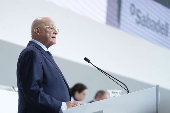 Archivo - Arquivo - O presidente do Banco Sabadell, Josep Oliu, fala durante a assembleia geral extraordinária de acionistas do Banco Sabadell em 6 de agosto de 2025 em Sabadell, Barcelona, Catalunha, Espanha. O Banco Sabadell está programado para realiza
