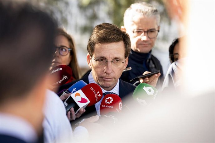 El alcalde de Madrid, José Luis Martínez-Almeida, ofrece declaraciones a la prensa tras presidir el acto de nombramiento de los 134 agentes de la Policía Municipal
