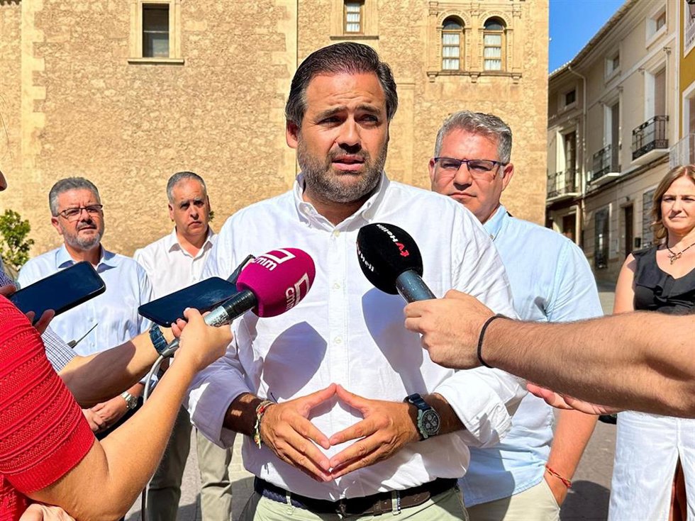 Archivo - El presidente regional del PP, atiende a los medios de comunicación en Hellín. Imagen de archivo.