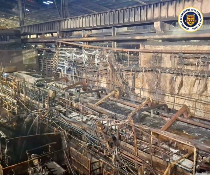 Línea de trabajo afectada por un incendio en la planta de Acerinox en Los Barrios.