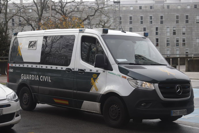 Un furgón de la Guardi Civil a su llegada al Juzgado de Instrucción número 2, a 22 de enero de 2025, en Cerdedo-Cotobade, Pontevedra, Galicia (España).