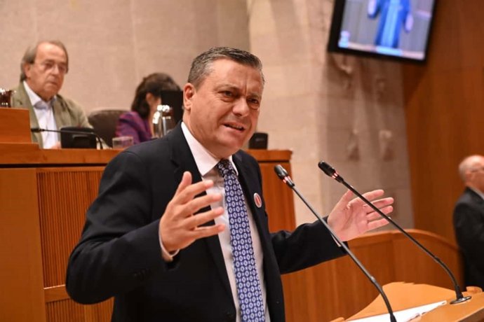 O porta-voz do PSOE nas Cortes de Aragão, Fernando Sabés, durante seu discurso no Debate sobre o Estado da Comunidade.