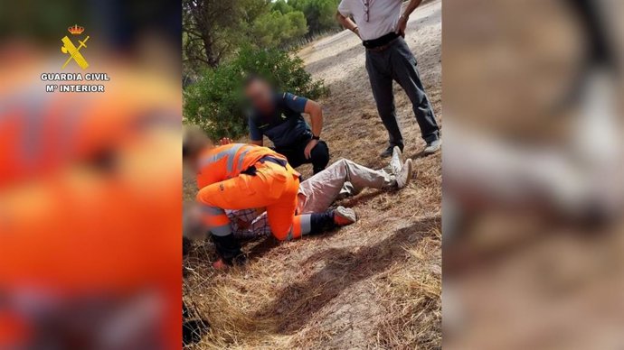Rescate de un hombre que sufrió un desvanecimiento haciendo una ruta a El Rocío.