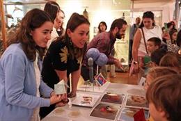 Personal del MNCN explicando a varios asistentes su investigación durante la Noche Europea de 2024