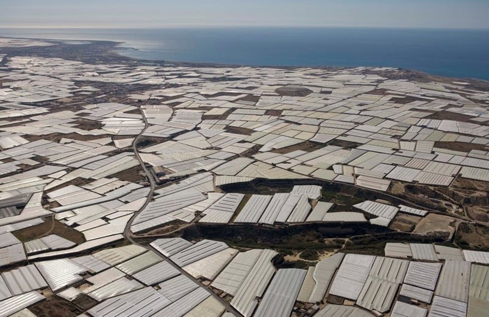 Archivo - Las huertas de la costa española cubiertas de invernaderos.