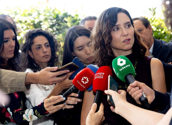 Imagen de la presidenta de la Comunidad de Madrid, Isabel Díaz Ayuso, ofreciendo declaraciones a los medios.