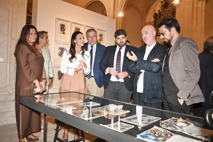 El presidente del Gobierno de la Región de Murcia, Fernando López Miras, inaugura en el Palacio de San Esteban la exposición ‘José Lucas, expresionista en el laberinto barroco’