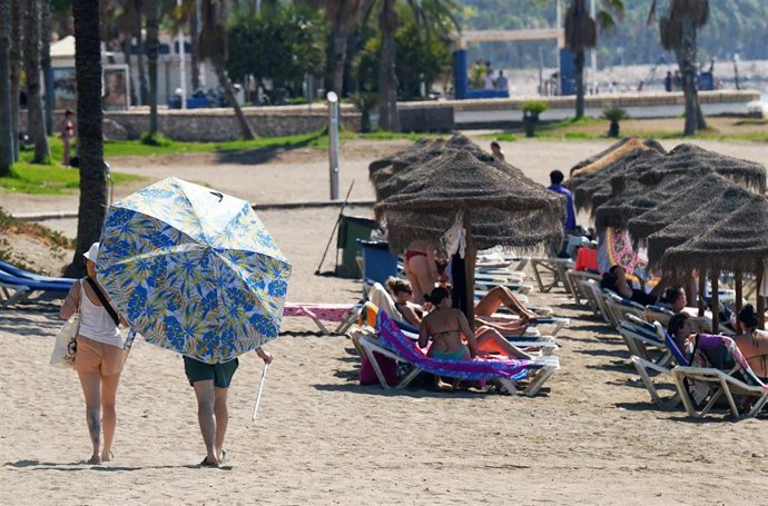 Archivo - Numerosos turistas y malagueños disfrutan de la playa de La Malagueta.  