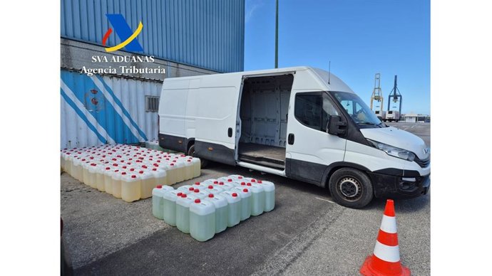 Furgoneta y petacas de gasolina incautadas en un operativo contra el petaqueo a narcolanchas