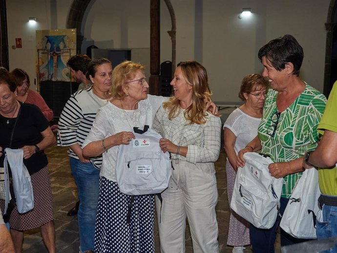 La presidenta del Cabildo de Tenerife, Rosa Dávila, en la entrega de un kit de emergencia a los vecinos que participarán en el simulacro de Garachico