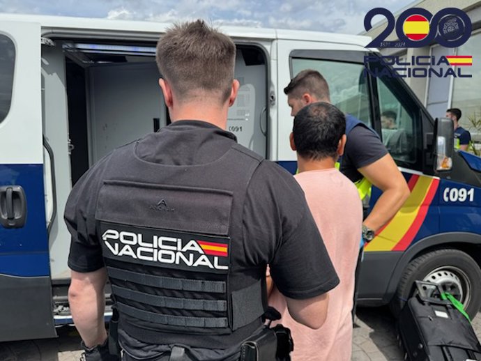 Efectivos de la Policía Nacional en el traslado de 19 delincuentes extranjeros "multirreincidentes" de España