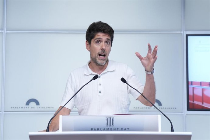 Archivo - El portavoz de Comuns en el Parlament de Catalunya, David Cid, durante una rueda de prensa, en el Parlament de Catalunya, a 22 de julio de 2025, en Barcelona, Catalunya (España)