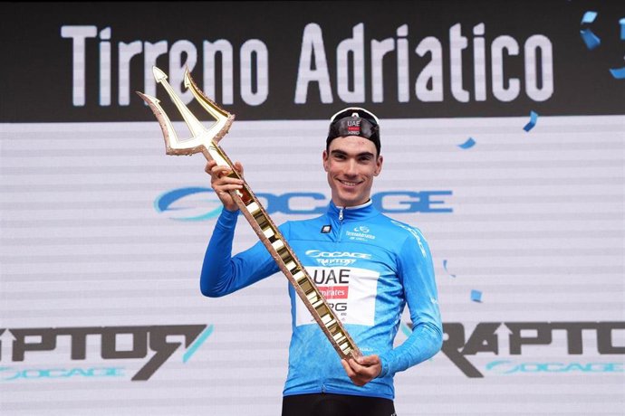 Archivo - El ciclista español Juan Ayuso celebra su victoria en la carrera Tirreno-Adriático.
