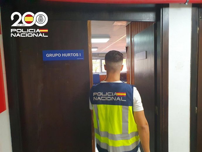 Archivo - Agente de Policía Nacional del grupo de Hurtos