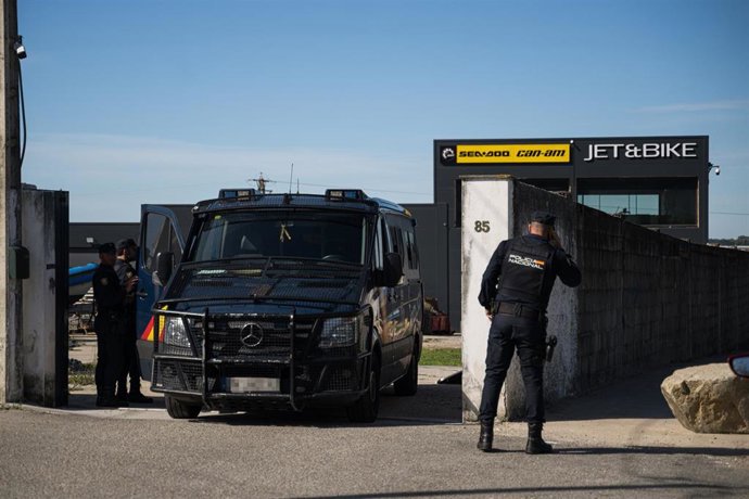 Personal de la Policía Nacional trabaja en un operativo, a 24 de septiembre de 2025, en Pontevedra, Galicia.