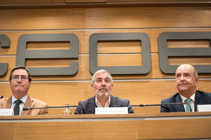 (I-D) El presidente de la CEOE, Antonio Garamendi; el presidente del Gobierno de Canarias, Fernando Clavijo y el presidente de la Confederación Canaria de Empresarios y director general de La Isleña, Pedro Ortega.