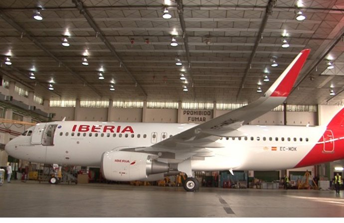 Archivo - Primer A320 con 'sharklets' de Iberia