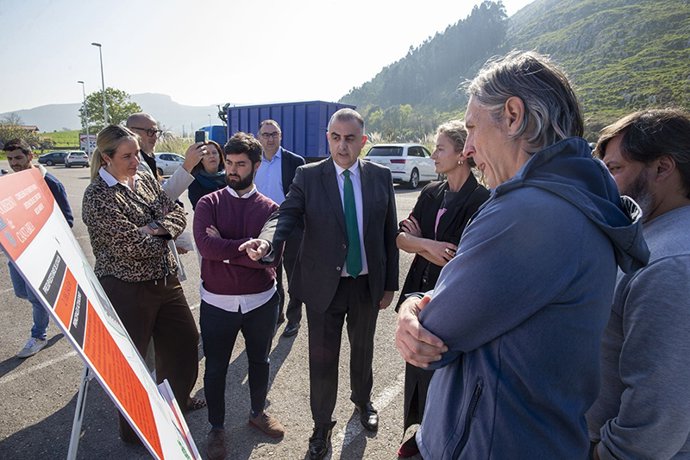 Archivo - El consejero de Fomento, Vivienda, Ordenación del Territorio y Medio Ambiente, Roberto Media, presenta el Punto Limpio.