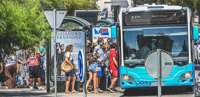 Archivo - Personas subiendo a un autobús en Santander