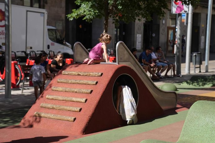 Niños jugando en un parque durante la presentación por parte de la teniente de alcalde de Barcelona, Laia Bonet, presenta de un nuevo modelo de juegos infantiles, a 19 de septiembre de 2025, en Barcelona (España). 