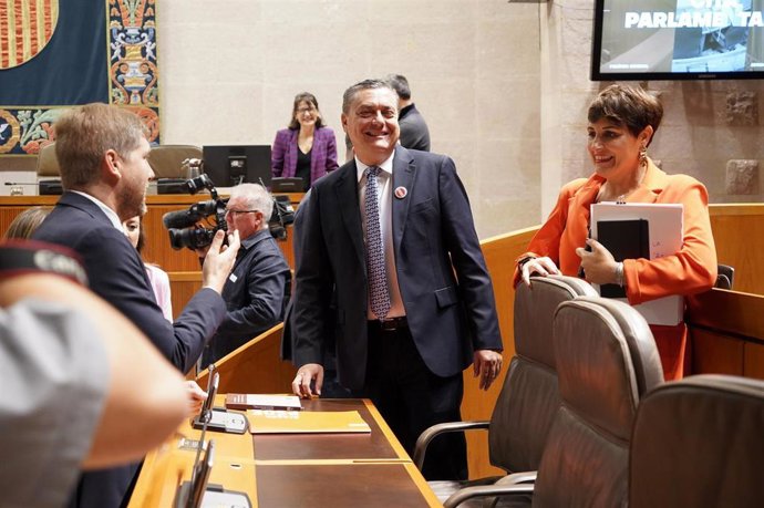 El portavoz del PSOE en las Cortes de Aragón, Fernando Sabés, a su llegada al hemiciclo en el Debate sobre el estado de la Comunidad.