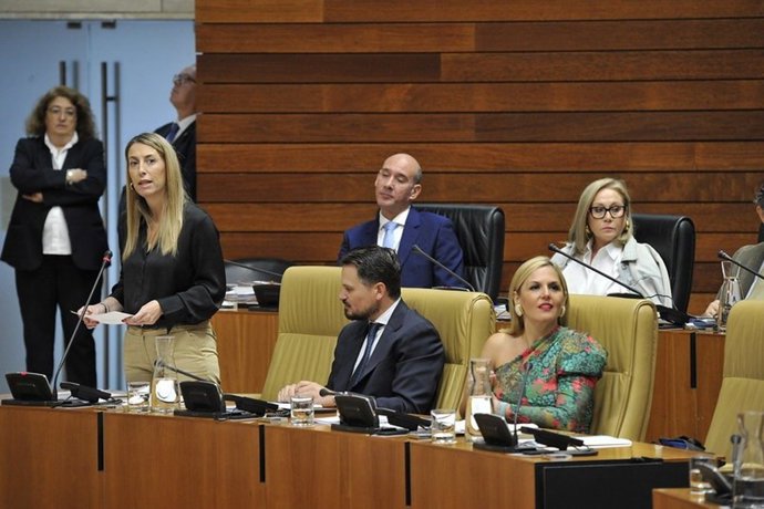 La presidenta de la Junta, María Guardiola, en el pleno de Asamblea