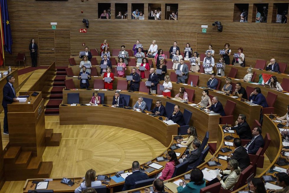 El president de la Generalitat, Carlos Mazón, interviene durante el Debate de Política General