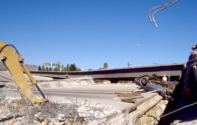 Um trecho de rodovia no sul da Califórnia está em ruínas após um grande terremoto.