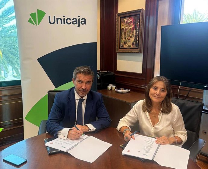 Renovación del acuerdo firmada por el director territorial de Unicaja en Málaga, Francisco José Reguera Nieto, y la decana del Colegio de Abogados, Flor Carrasco.